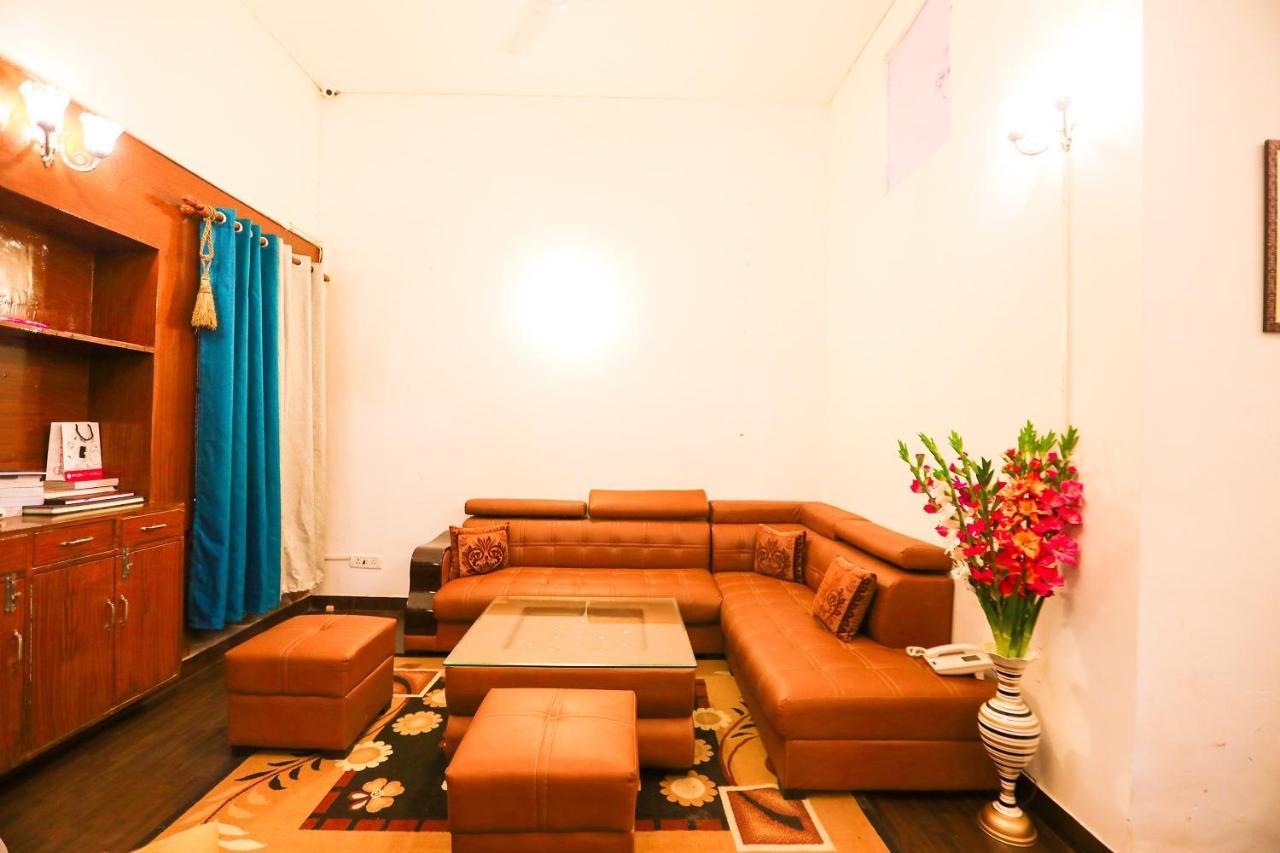 Oyo 62702 Golden Home Stay Нью-Дели Экстерьер фото