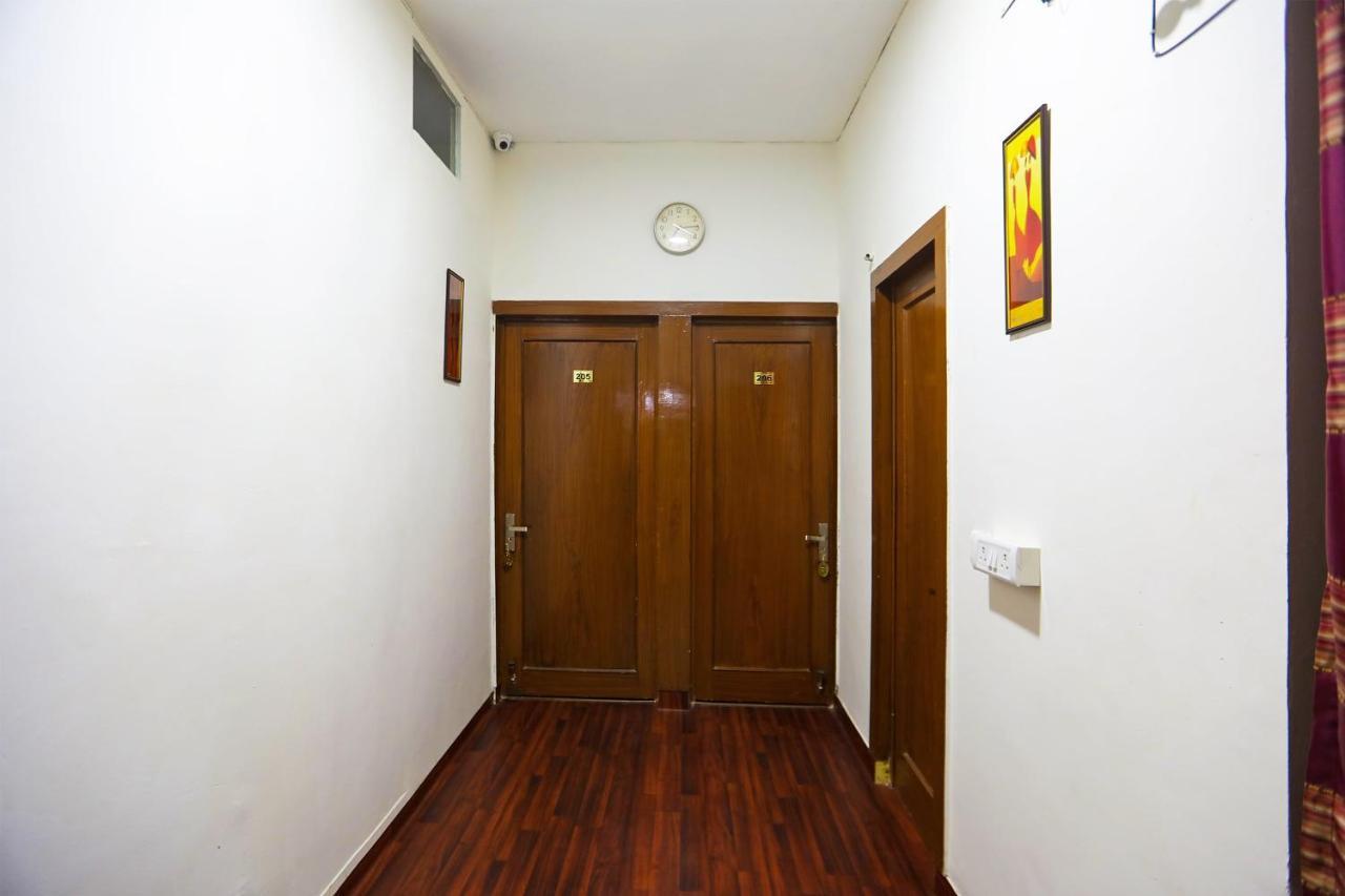 Oyo 62702 Golden Home Stay Нью-Дели Экстерьер фото