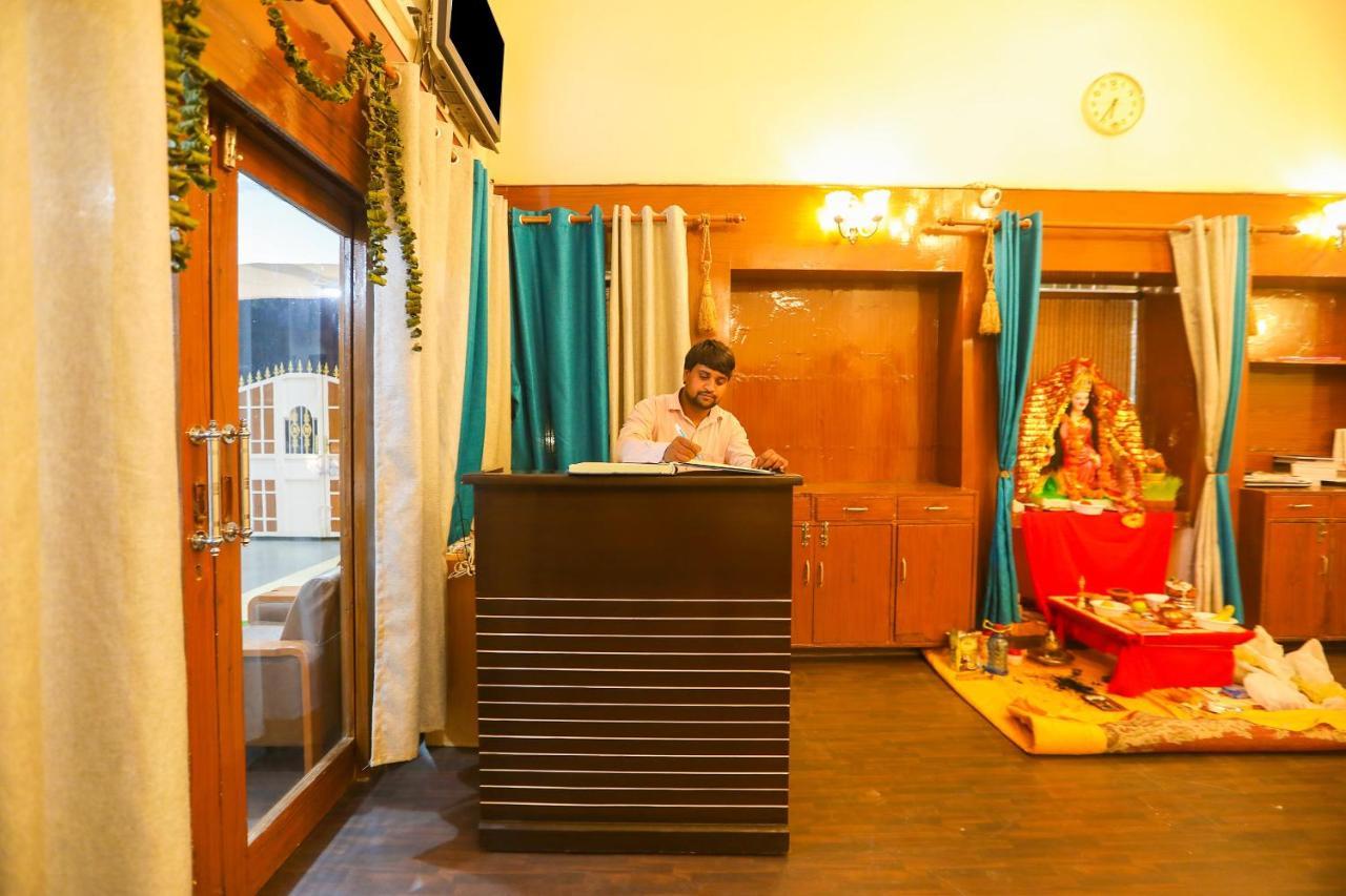 Oyo 62702 Golden Home Stay Нью-Дели Экстерьер фото