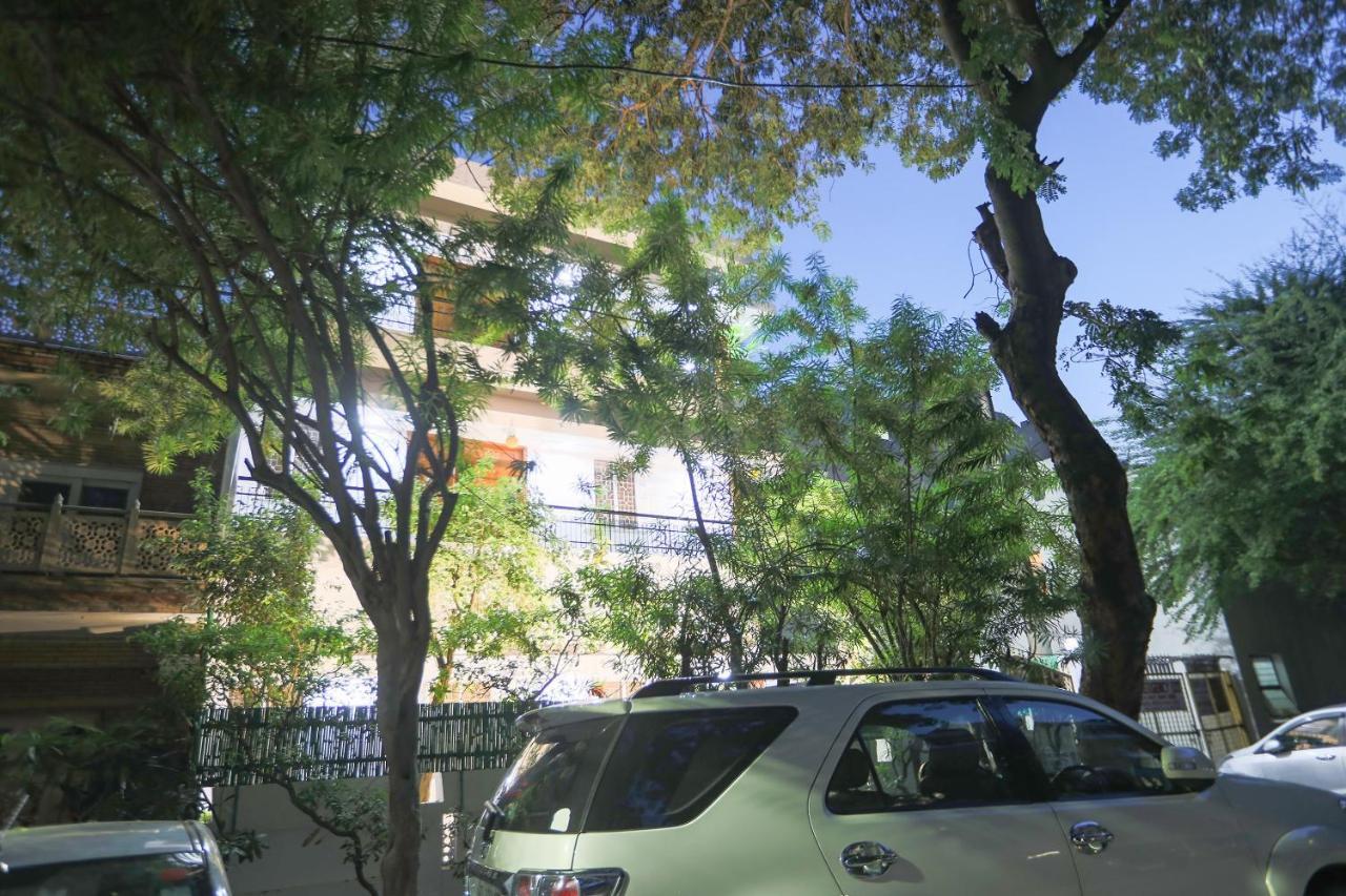 Oyo 62702 Golden Home Stay Нью-Дели Экстерьер фото