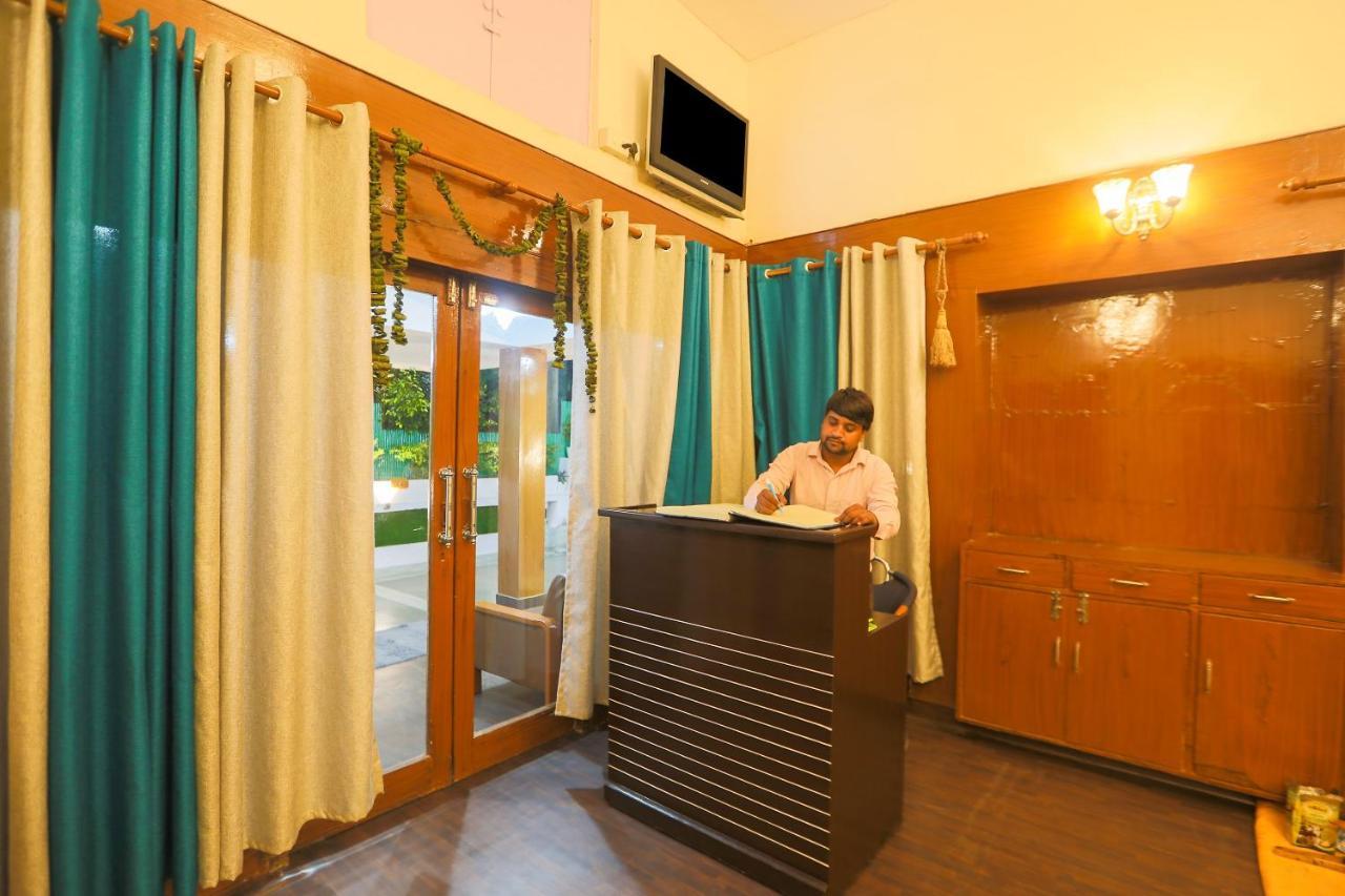 Oyo 62702 Golden Home Stay Нью-Дели Экстерьер фото