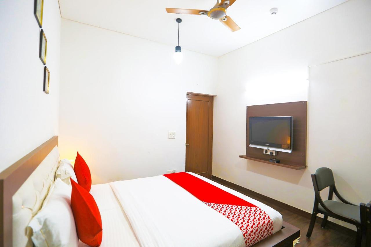 Oyo 62702 Golden Home Stay Нью-Дели Экстерьер фото